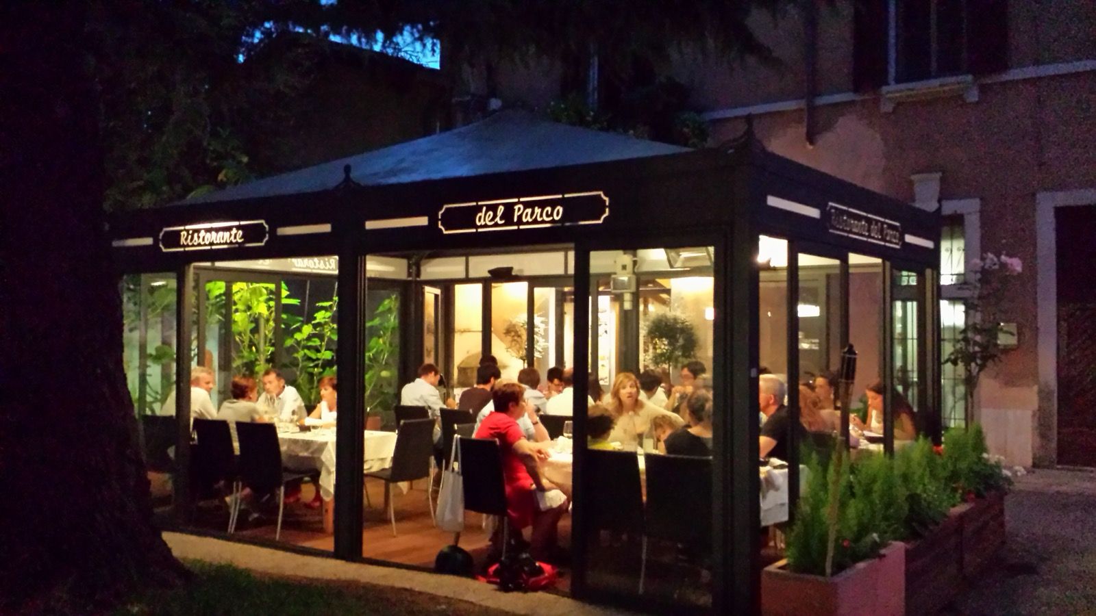 Esterno notturno del Ristorante del Parco di Treviglio